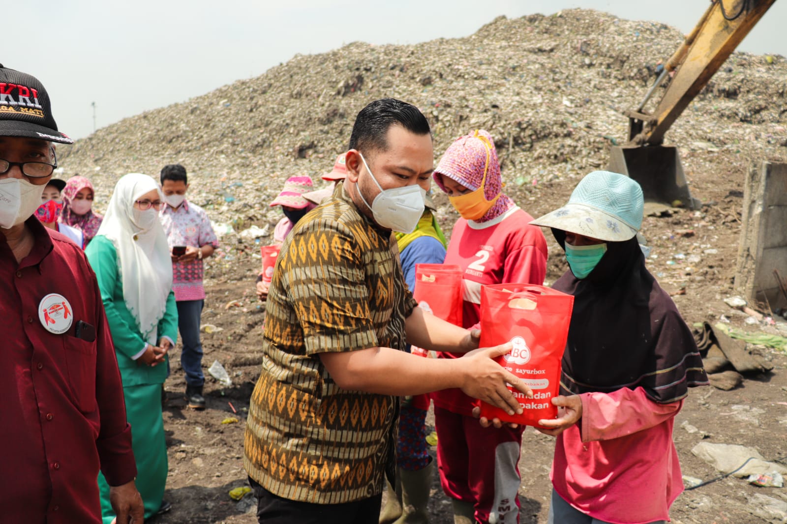 Gandeng Formagam dan PGI, GusDurian Gresik Salurkan 250 Paket Sembako ke Pemulung