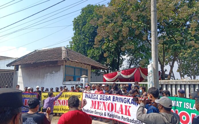 Izin Bermasalah, Warga Bringkang Menganti Gresik Tolak Pendirian Gereja