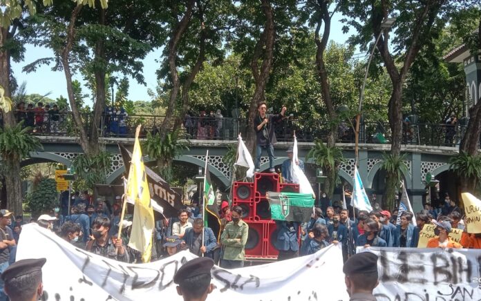 Demo Tolak Jokowi 3 Periode dan Kenaikan BBM, Aliansi Mahasiswa Gresik Kepung Kantor DPRD