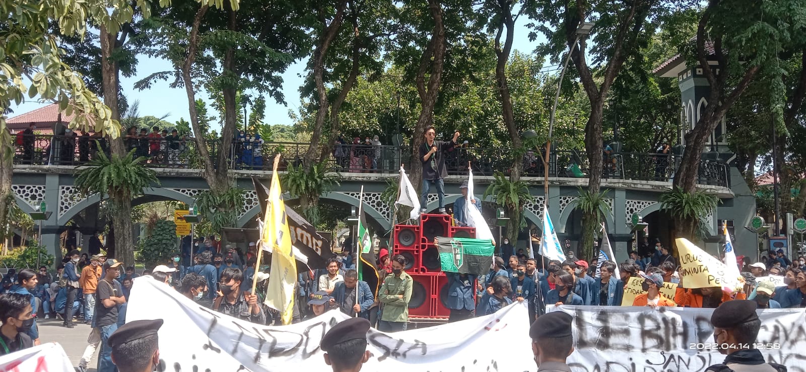 Demo Tolak Jokowi 3 Periode dan Kenaikan BBM, Aliansi Mahasiswa Gresik Kepung Kantor DPRD