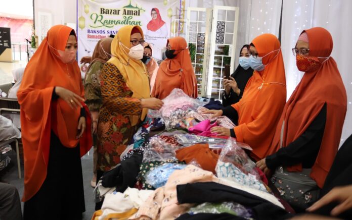 Bazar Amal Ramadhan di Gresik, Jual Pakaian Bekas Layak Pakai