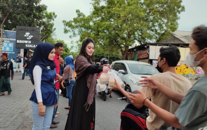 Pengusaha Asal Gresik Boyong Sejumlah Artis, Turun Jalan Bagikan Takjil