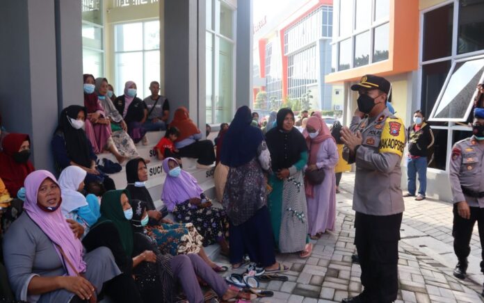 Pedagang Kaki Lima dan Pemilik Warung di Gresik Kembali Dapat Bantuan Tunai Rp 600 Ribu