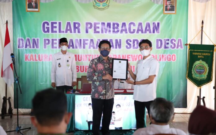 Menteri Desa, Pembangunan Daerah Tertinggal, dan Transmigrasi Abdul Halim Iskandar melaksanakan kunjungan kerja dalam acara gelar pembacaan dan pendataan SDGs Desa di Kelurahan Muntuk, Kapanewon Dlingo Kabupaten Bantul pada Rabu (27/4). (Foto : Angga/Kemendes PDTT)