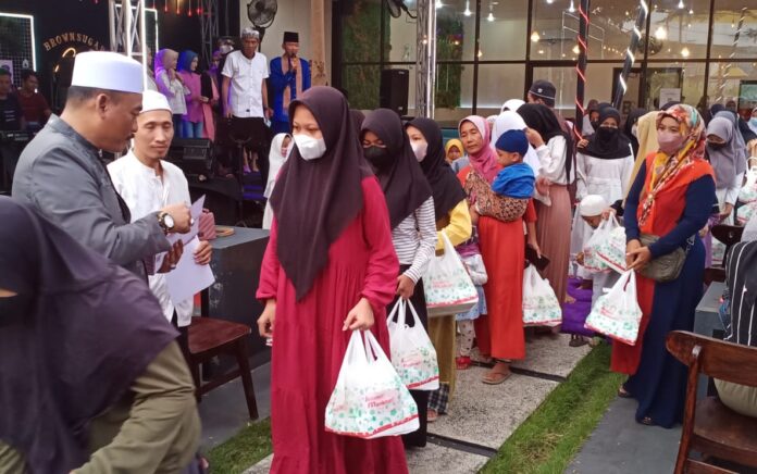 Momen Tebar Kebaikan Bulan Ramadhan, Abah Sueb Santuni Ratusan Anak Yatim di Gresik