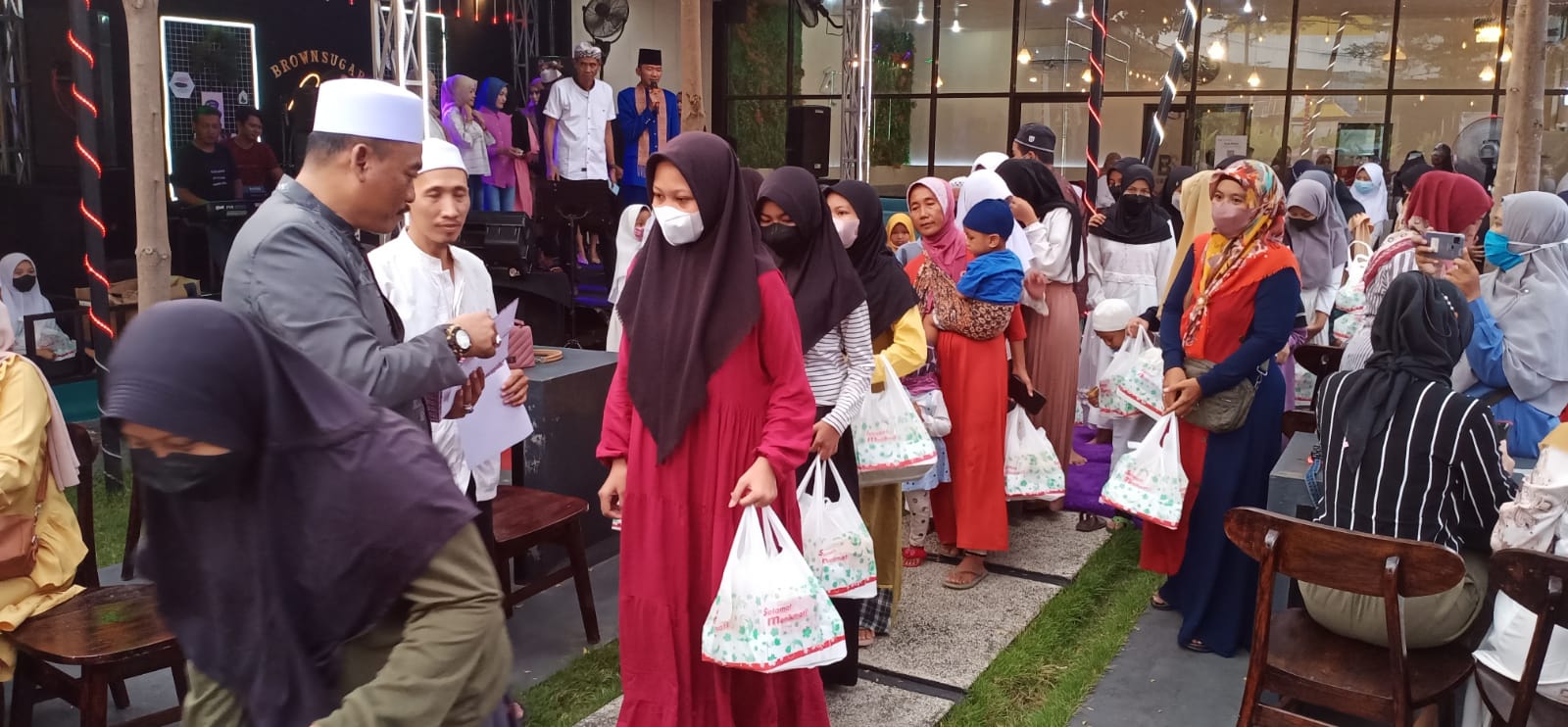 Momen Tebar Kebaikan Bulan Ramadhan, Abah Sueb Santuni Ratusan Anak Yatim di Gresik