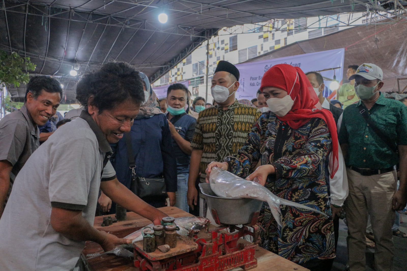 Keliling Pasar Bandeng Gresik, Gubernur Jatim Borong Ikan Kawak