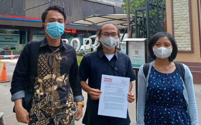 Koalisi Selamatkan Wawonii tunjukkan surat laporan di depan kantor Propam POLRI. (Foto: Doc. koalisi)