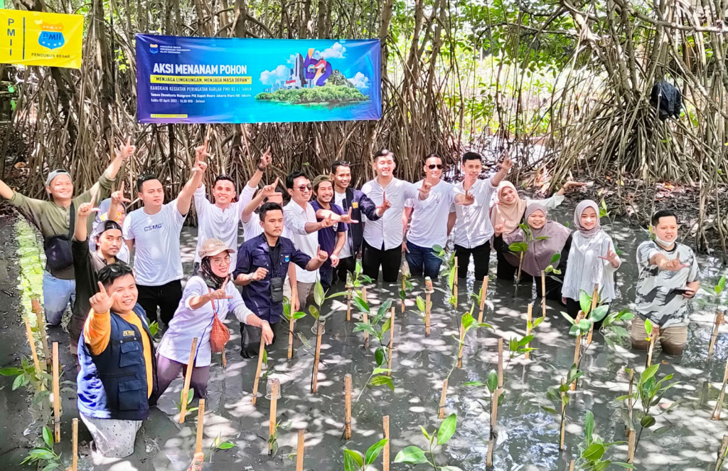 Peringati Harlah ke-62 PMII, PB PMII lakukan penanaman pohon mangrove di kawasan Taman Ekowisata Mangrove PIK Kapuk Muara Jakarta Utara, Sabtu (2/4).
