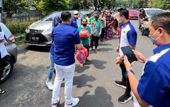 PT Midtou Aryacom Futures bagi paket sembako pada warga tak mampu sambut Ramadhan 1443 Hijriah. (Foto: Istimewa)