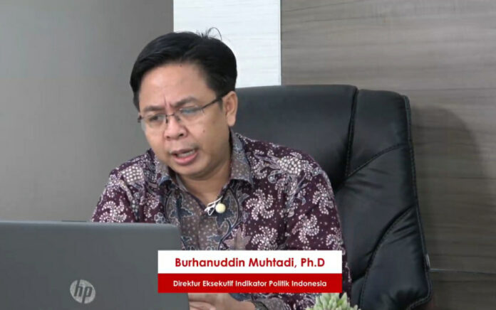 Direktur Eksekutif Indikator Politik Indonesia, Burhanuddin Muhtadi, sampaikan rilis Survei Nasional tentang Trust terhadap Institusi Politik, Isu-isu Mutakhir, dan Dinamika Elektoral Jelang Pemilu Serentak 2024 secara virtual, Minggu, 3 April 2022. (Foto: Tangkap Layar)