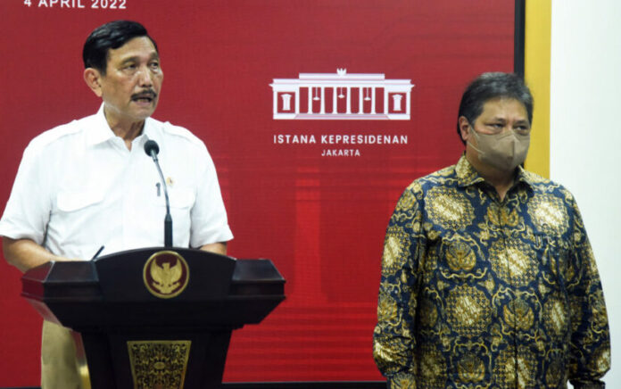 Menko Marves Luhut Binsar Pandjaitan dan Menko Ekon Airlangga Hartarto memberikan keterangan pers usai Ratas PPKM di Istana Merdeka, Jakarta, Senin (04/04/2022). (Foto: Humas Setkab/Rahmat)