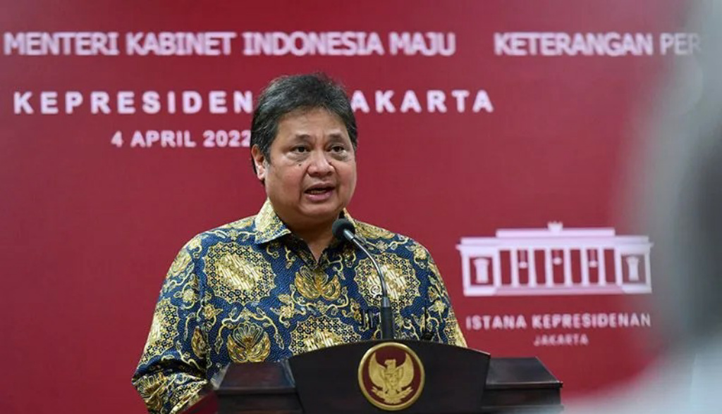 Menko Ekon Airlangga Hartarto memberikan keterangan pers usai Ratas PPKM di Istana Merdeka, Jakarta, Senin (4/4/). (Foto: Tangkap Layar)
