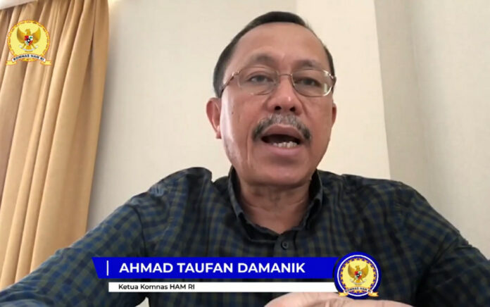 Ketua Komnas HAM Ahmad Taufan Damanik memberi tanggapan terkait vonis hukuman mati Herry Wirawan, dalam kanal YouTube Humas Komnas HAM RI, Selasa (5/4). (Foto: Tangkap Layar)