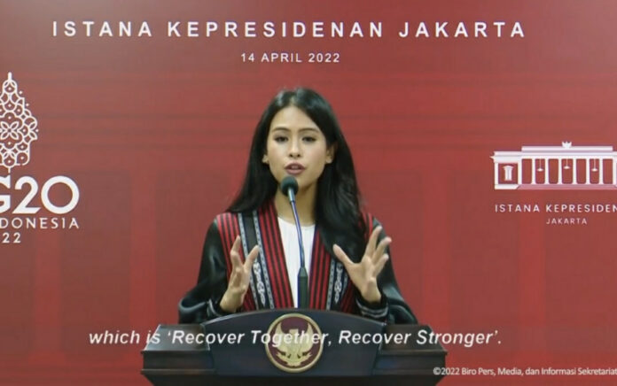 Juru bicara Presidensi G20 Indonesia, Maudy Ayunda menyampaikan keterangan pers secara daring melalui channel YouTube Sekretariat Presiden, Kamis (14/4). (Foto: Tangkap Layar)