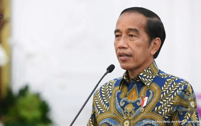 Presiden Jokowi menyampaikan dalam pers daring melalui kanal YouTube Sekretariat Presiden di Istana Merdeka, Jakarta, tentang mudik serta pemberian THR dan Gaji ke-13 tahun 2022, Kamis (14/4). (Foto: Tangkap Layar)
