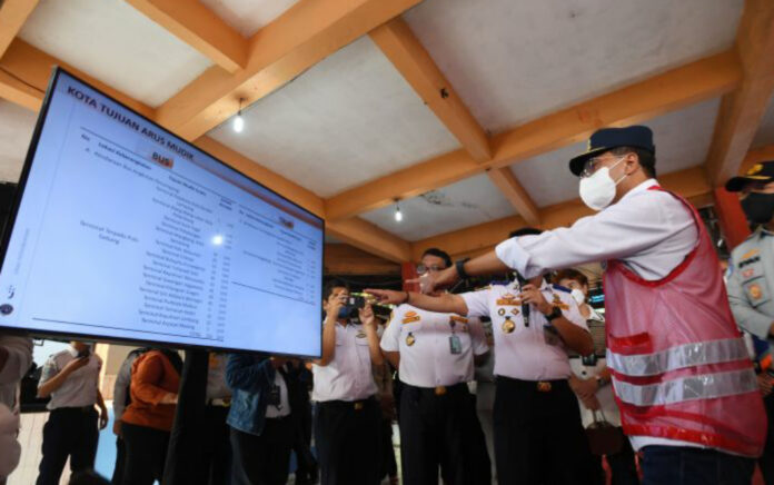 Menteri Perhubungan Budi Karya Sumadi (kanan) mengamati informasi kesiapan angkutan darat dari layar digital saat meninjau Terminal Bus Kampung Rambutan di Jakarta, Minggu (17/4/). (Foto: Antara/Aditya Pradana Putra/hp)