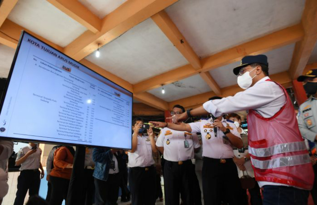 Menteri Perhubungan Budi Karya Sumadi (kanan) mengamati informasi kesiapan angkutan darat dari layar digital saat meninjau Terminal Bus Kampung Rambutan di Jakarta, Minggu (17/4/). (Foto: Antara/Aditya Pradana Putra/hp)