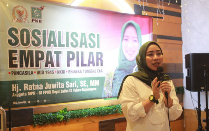 Anggota Majelis Permusyawaratan Rakyat Republik (MPR RI) Ratna Juwita Sari dalam acara Sosialisasi Empat Pilar MPR RI, bersama jurnalis di Tuban, Senin (18/04).