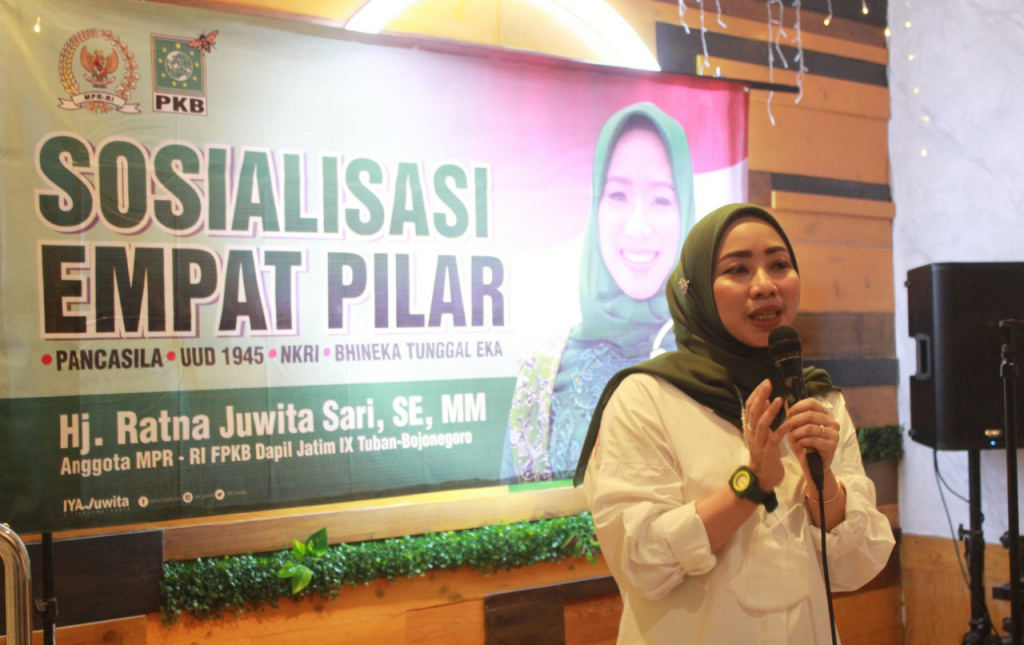 Anggota Majelis Permusyawaratan Rakyat Republik (MPR RI) Ratna Juwita Sari dalam acara Sosialisasi Empat Pilar MPR RI, bersama jurnalis di Tuban, Senin (18/04).