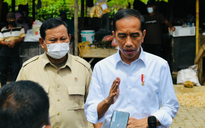 Presiden Jokowi, didampingi Menteri Pertahanan Prabowo Subianto, saat berkunjung ke Kapubaten Sumenep, Madura, Jawa Timur. (Foto: Istimewa)