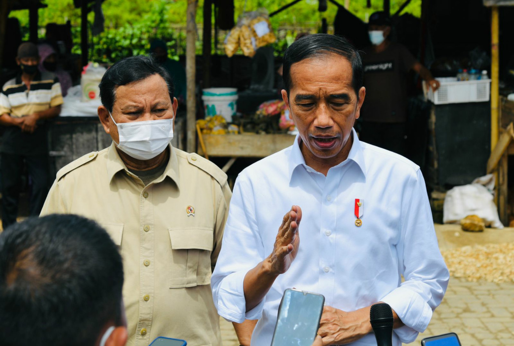 Presiden Jokowi, didampingi Menteri Pertahanan Prabowo Subianto, saat berkunjung ke Kapubaten Sumenep, Madura, Jawa Timur. (Foto: Istimewa)