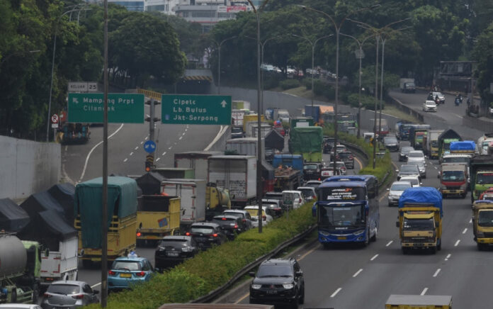 Kemacetan kendaraan di ruas Tol Jakarta Outer Ring Road (JORR), Jalan TB Simaptupang, Jakarta, Jumat (1/4). (Foto: Antara/Indrianto Eko Suwarso)