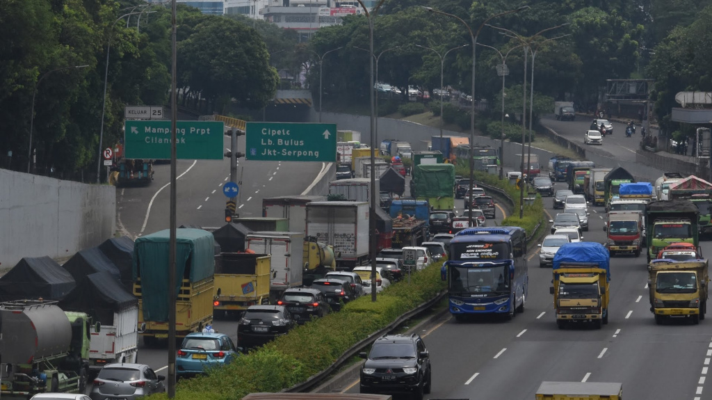 Kemacetan kendaraan di ruas Tol Jakarta Outer Ring Road (JORR), Jalan TB Simaptupang, Jakarta, Jumat (1/4). (Foto: Antara/Indrianto Eko Suwarso)