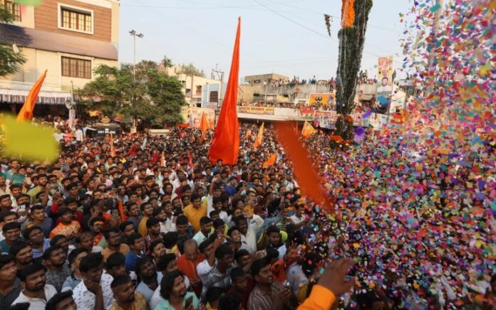 Umat Hindu mengambil bagian dalam prosesi keagamaan untuk merayakan festival Ram Navami di Hyderabad, India, 10 April 2022. Foto: Mahesh Kumar A/AP Photo.