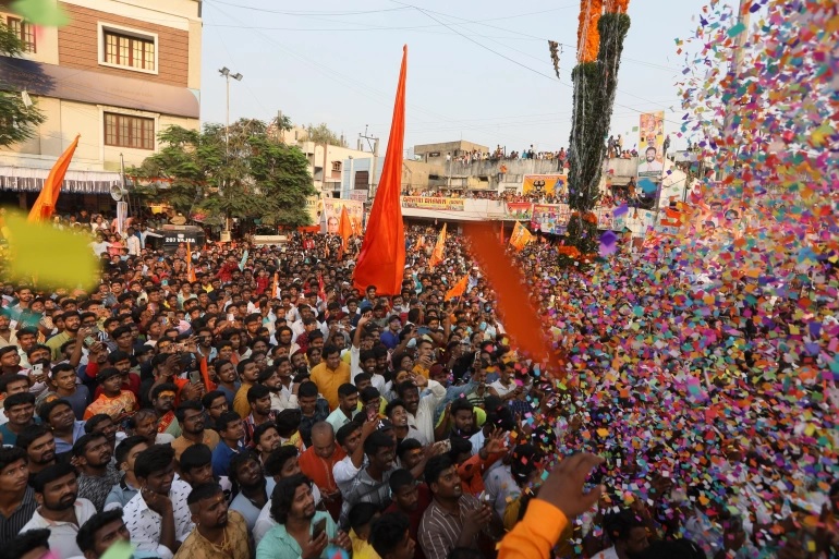 Umat Hindu mengambil bagian dalam prosesi keagamaan untuk merayakan festival Ram Navami di Hyderabad, India, 10 April 2022. Foto: Mahesh Kumar A/AP Photo.