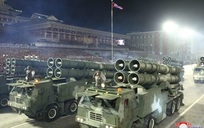 Beberapa kendaraan peluncur roket ikut serta dalam parade militer malam hari untuk menandai peringatan 90 tahun berdirinya Tentara Revolusioner Rakyat Korea di Pyongyang, Korea Utara pada 26 April 2022. Foto: KCNA.