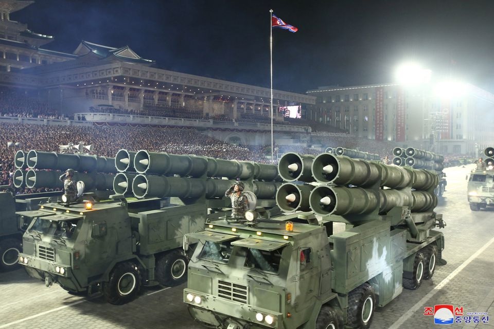 Beberapa kendaraan peluncur roket ikut serta dalam parade militer malam hari untuk menandai peringatan 90 tahun berdirinya Tentara Revolusioner Rakyat Korea di Pyongyang, Korea Utara pada 26 April 2022. Foto: KCNA.