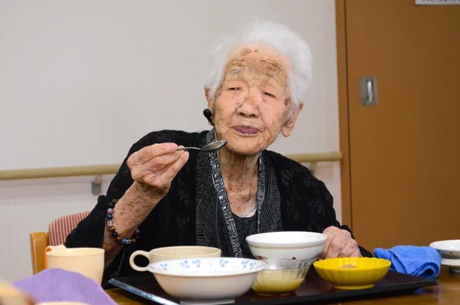 Kane Tanaka, 115, orang tertua di Jepang, makan siang di panti jompo pada 27 Juli 2018 di Fukuoka, Jepang. Orang tertua di dunia Chiyo Miyako, 117, meninggal pada 21 Juli, membuat Tanaka menjadi orang tertua di Jepang. Foto: The Asahi Shimbun, The Asahi Shimbun via Getty Images.