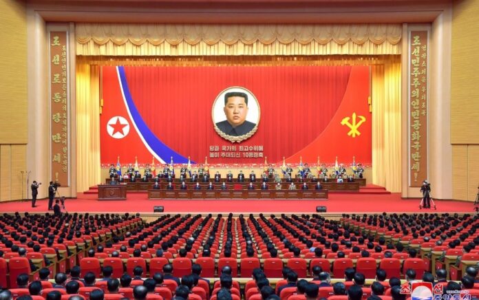 Potret pemimpin Korea Utara Kim Jong Un ditampilkan pada pertemuan nasional untuk memperingati 10 tahun Kim sebagai ketua Partai Pekerja Korea (WPK) yang berkuasa di negara itu di Pyongyang, Korea Utara, 10 April 2022. Foto: KCNA.