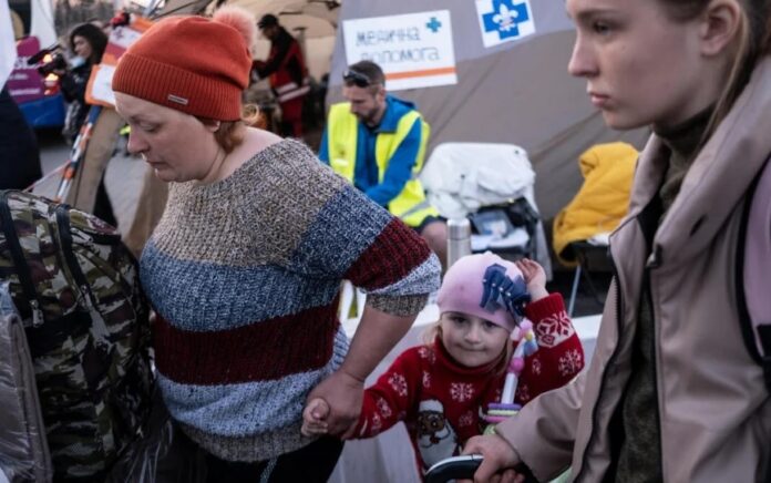 Sebagian besar dari mereka yang menyeberang ke Polandia dari Ukraina adalah wanita dan anak-anak. Foto: UNHCR/Maciej Moskow.