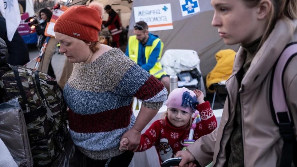 Sebagian besar dari mereka yang menyeberang ke Polandia dari Ukraina adalah wanita dan anak-anak. Foto: UNHCR/Maciej Moskow.