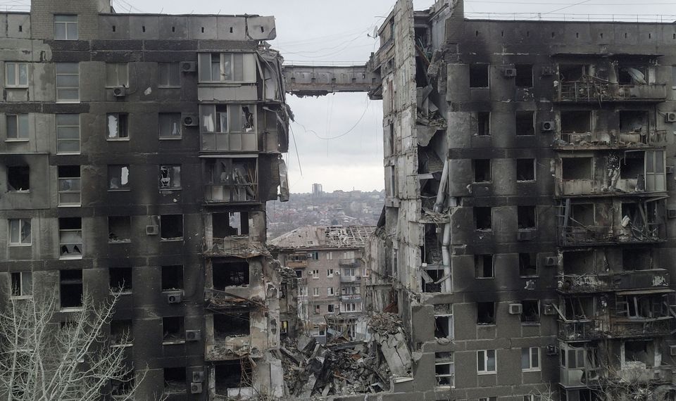 Pemandangan menunjukkan bangunan tempat tinggal yang hancur akibat konflik Ukraina-Rusia di kota pelabuhan selatan Mariupol, Ukraina 14 April 2022. Foto: Reuters/Pavel Klimov.