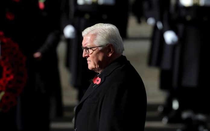 Presiden Jerman Frank-Walter Steinmeier menghadiri National Service of Remembrance, pada Remembrance Sunday, di The Cenotaph di Westminster, London, Inggris, 11 November 2018. Foto: Reuters/Simon Dawson.