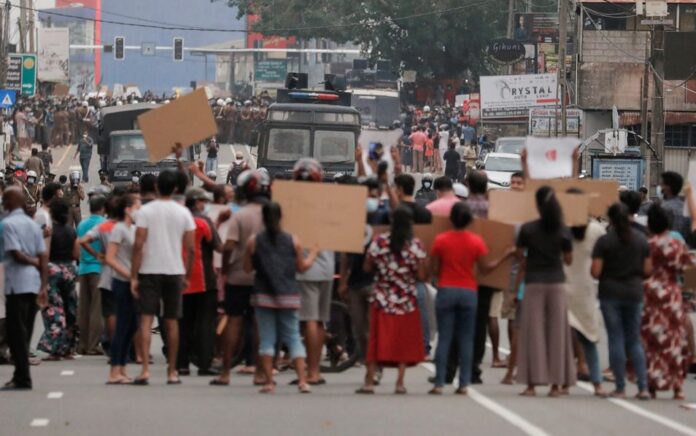 Orang-orang melakukan aksi protes terhadap Presiden Sri Lanka Gotabaya Rajapaksa di daerah perumahan setelah pemerintah memberlakukan jam malam di Kolombo, Sri Lanka, 3 April 2022. Foto: Reuters/Dinuka Liyanawatte.