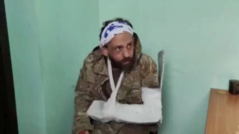 Andrew Hill, pria beraksen Inggris yang ditangkap di Ukraina, saat diinterogasi pasukan Rusia. Foto: Tangkapan Layar Video Kementerian Pertahanan Rusia.