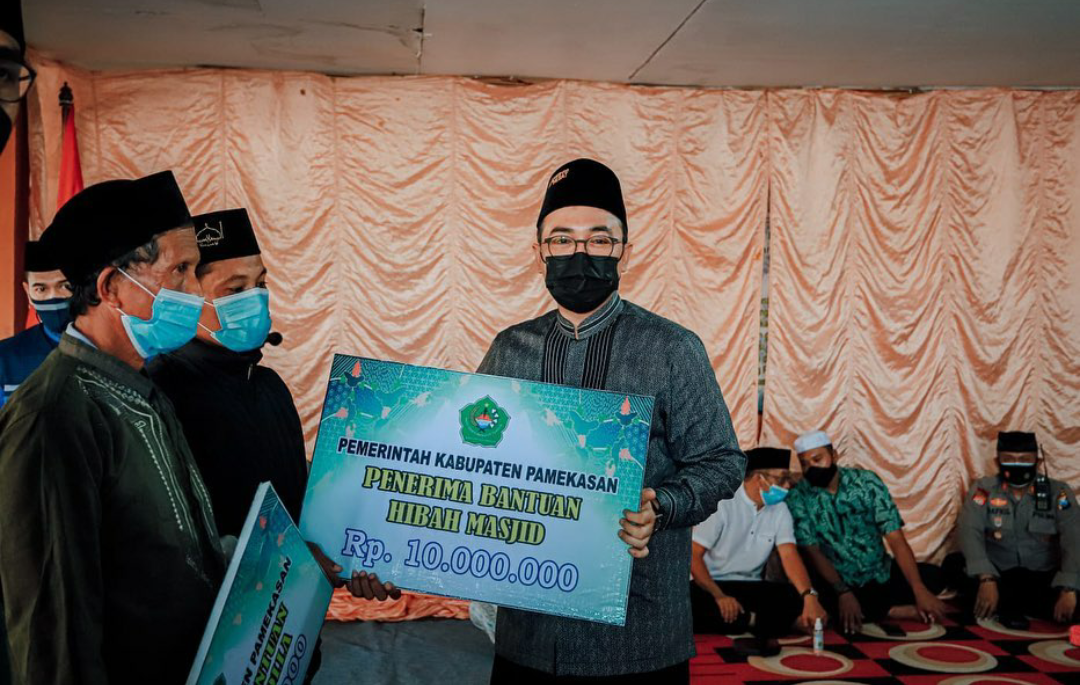 Bupati Pamekasan Bantu Guru Ngaji saat Safari Ramadhan