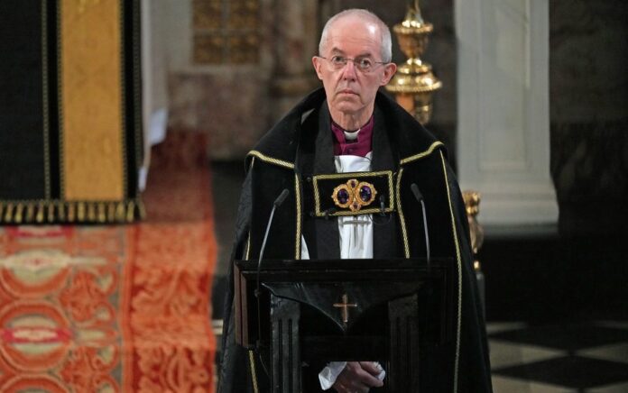 Uskup Agung Canterbury Justin Welby menyaksikan pemakaman Pangeran Philip Inggris, suami Ratu Elizabeth, yang meninggal pada usia 99 tahun, di Kapel St George, di Windsor, Inggris, 17 April 2021. Foto: Yui Mok/Pool via Reuters/File.