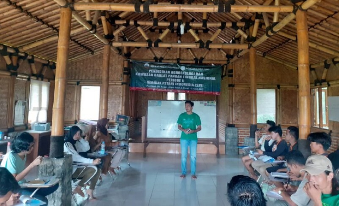 Suasana penyampaian materi dalam Pendidikan Agroekologi Periode 2 yang diselenggarakan Dewan Pengurus Pusat (DPP) Serikat Petani Indonesia (SPI). (Dok. SPI)