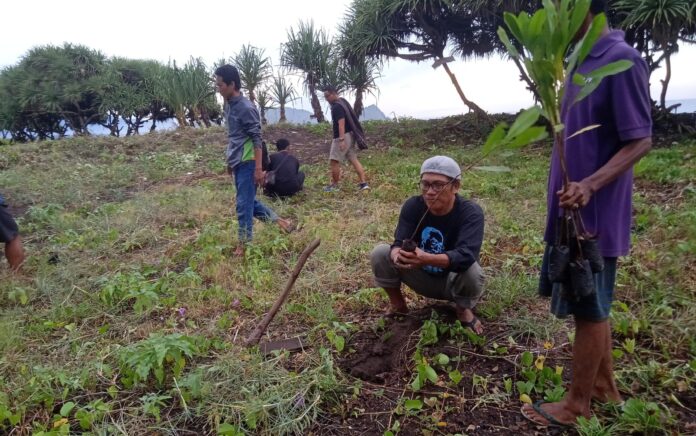 GUSDURian Peduli Gandeng PAHAD Ambulu Hijaukan Watu Ulo