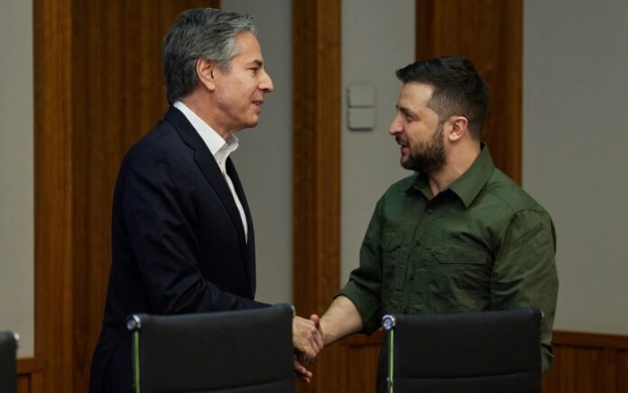 Menteri Luar Negeri AS Antony Blinken ikut serta dalam kunjungan resmi pertama AS ke Ukraina sejak invasi Rusia dua bulan lalu. Foto: Layanan Pers Presiden Ukraina/Reuters.