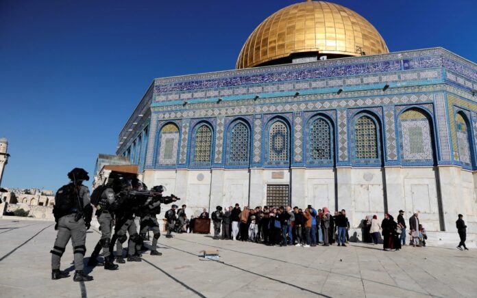 Polisi Israel menyerang warga Palestina di masjid Al-Aqsa, Jumat 15 April 2022. Foto: Ammar Awad/Reuters.