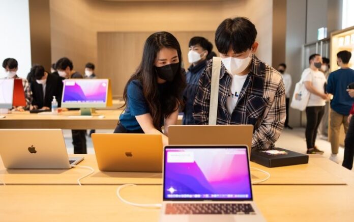 Komputer Macbook Pro di toko Apple di Seoul bulan ini. Foto: SeongJoon Cho/Bloomberg.