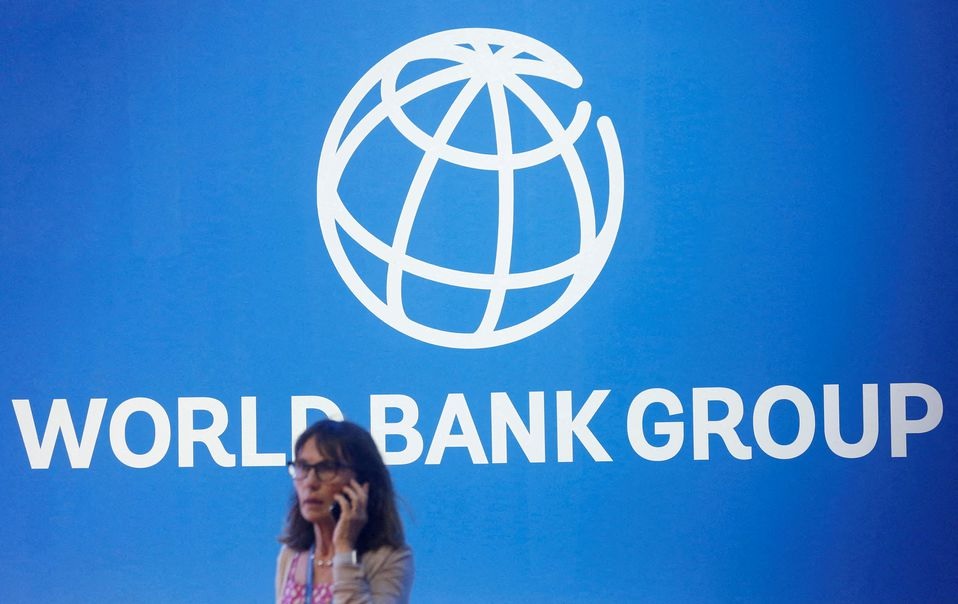 Seorang peserta berdiri di dekat logo Bank Dunia pada Pertemuan Tahunan Dana Moneter Internasional dan Bank Dunia 2018 di Nusa Dua, Bali, Indonesia, 12 Oktober 2018. Foto: Reuters/Johannes P. Christo.