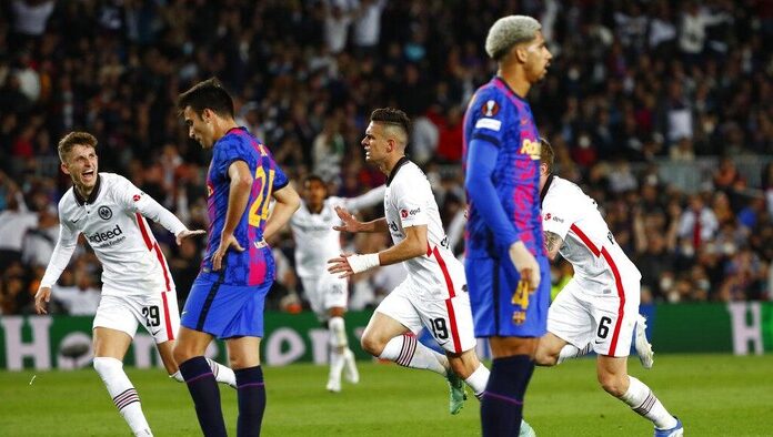 Barca saat kalah dari Eintracht Frankfurt di perempatfinal Liga Eropa (foto: Getty Images)