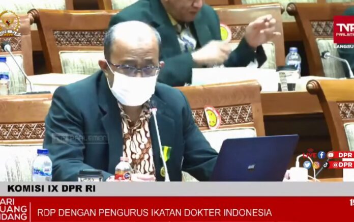 Ketua Umum Ikatan Dokter Indonesia (IDI) Adib Khumaidi, dalam Rapat Dengar Pendapat Komisi IX DPR RI, Senin (4/4). (Foto: Tangkap Layar)